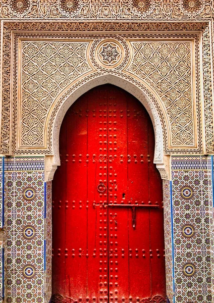 Tiro Vertical Tradicional Porta Vermelha Muçulmana Cercada Por Ornamentos Culturais — Fotografia de Stock