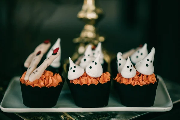 Gros Plan Décorations Halloween Effrayantes Des Cupcakes Aux Fantômes Aux — Photo