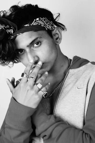 Gråskala Indisk Hipster Kille Med Ett Pannband Som Poserar Mot — Stockfoto