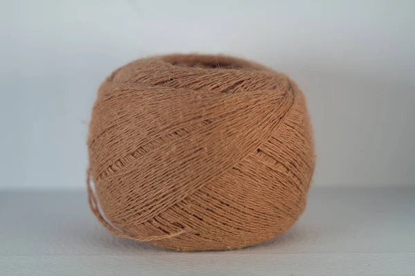 Closeup Shot Roll Brown Yarn Isolated Background — Stock Photo, Image