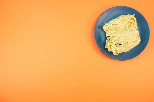 Detailansicht Einer Schüssel Gekochter Pasta Auf Orangefarbenem Hintergrund Mit Kopierfläche — Stockfoto