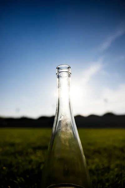 Eine Vertikale Aufnahme Einer Glasflasche Vor Grünem Hintergrund — Stockfoto