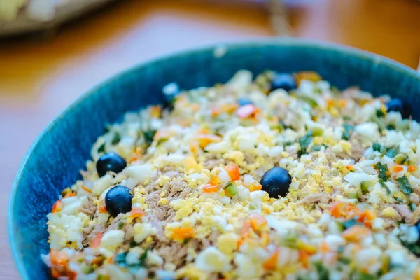 Gros Plan Une Délicieuse Salade Poulet Aux Légumes — Photo