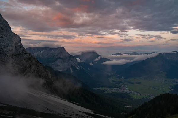 Amanecer Las Montañas Luz Del Sol Brilla Entre Una Cordillera — Foto de Stock