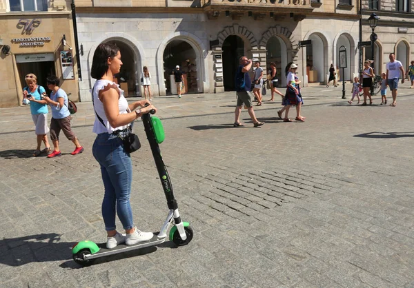 Cracow Polska Sierpień 2021 Kraków Małopolska Polska 2021 Hulajnoga Młodej — Zdjęcie stockowe