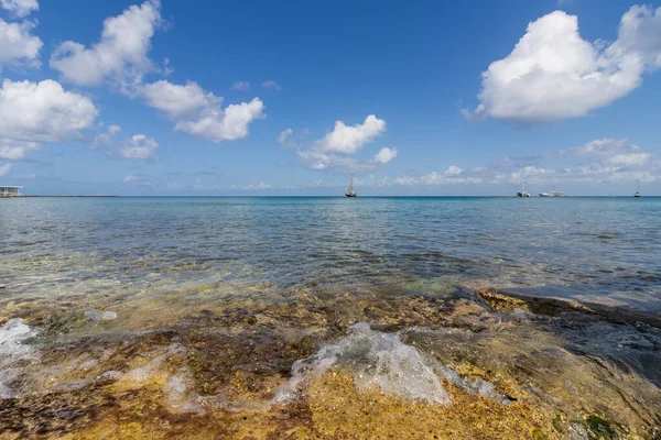 从岩石海岸眺望大海 Cozumel Quintana Roo 墨西哥 — 图库照片