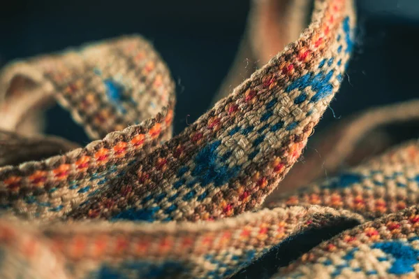 Selektywne Ujęcie Fokusowe Barwnej Wstążki Tekstylnej Tradycyjnym Wzorem — Zdjęcie stockowe