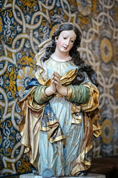 Azulejo Fayanslarının Arka Planına Karşı Bakire Meryem Tahta Heykeli — Stok fotoğraf