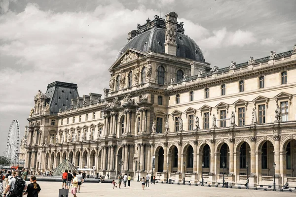 Paris France Aug 2021 Beautiful Shot Louvre Blue Cloudy Sky — Stock Photo, Image