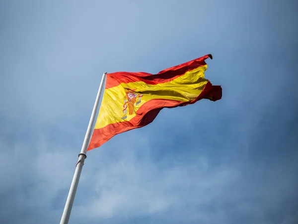 Gökyüzünün Arka Planında Sallanan Spanyol Bayrağının Alçak Açılı Çekimi — Stok fotoğraf