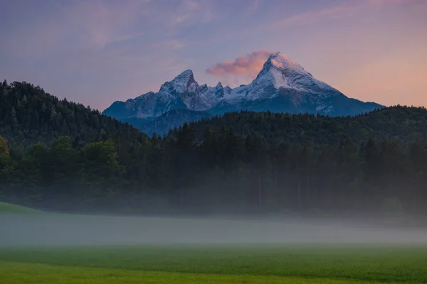 Słynna Góra Watzmann Koło Berchtesgaden Zachodzie Słońca Lasem Mgłą Świeży — Zdjęcie stockowe
