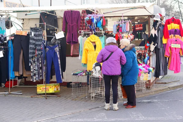 Poznan ポーランド 2015年1月24日 ポーランド ポズナンの市場に立つ2人の女性 — ストック写真