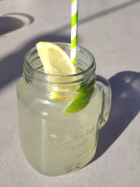 Frasco Limonada Fresca Con Paja Limón —  Fotos de Stock