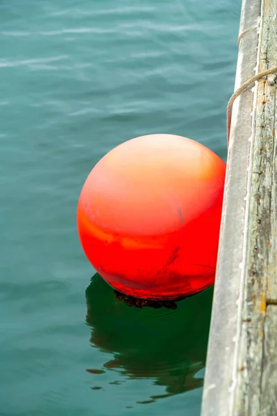 Ένα Κοντινό Πλάνο Μιας Κόκκινης Μπάλας Στη Λίμνη — Φωτογραφία Αρχείου
