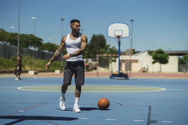 Giovane Ragazzo Caucasico Con Tatuaggi Cool Piedi Sul Campo Basket — Foto Stock