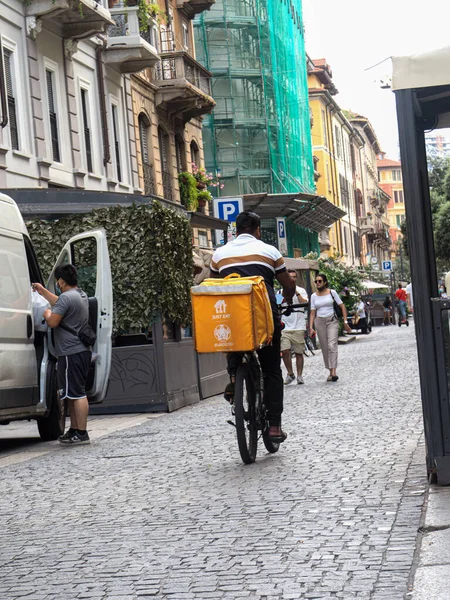 Milan Italien Aug 2021 Matleverans App Ryttare Transporterar Måltider För — Stockfoto