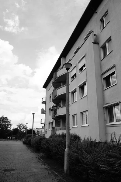 Poznan Polonia Junio 2017 Plano Vertical Sendero Cerca Edificio Apartamentos —  Fotos de Stock