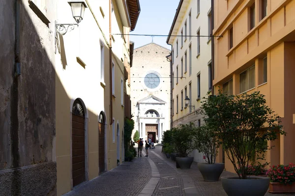 Italia 2021 Una Hermosa Calle Salo Italia Con Edificios Plantas — Foto de Stock