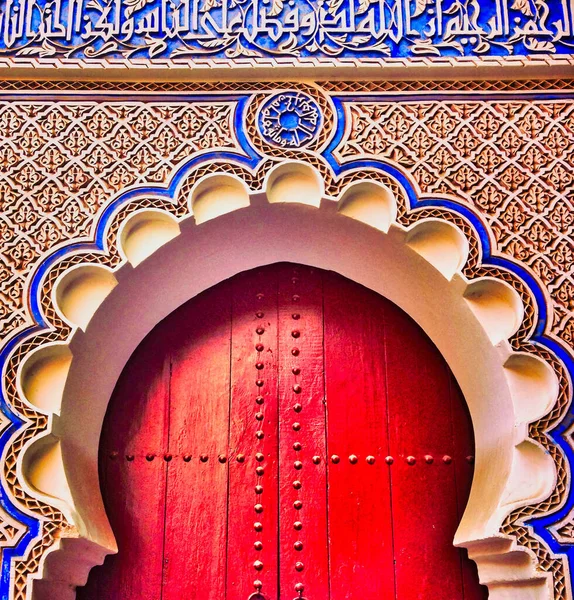 Вертикальный Снимок Мусульманской Традиционной Красной Двери Окружении Культурных Орнаментов — стоковое фото