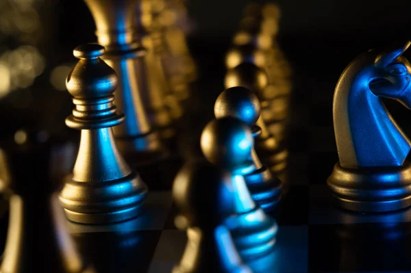 Крупним Планом Знімок Шахових Фігур Дошці Синьому Світлі Чорному Тлі — стокове фото