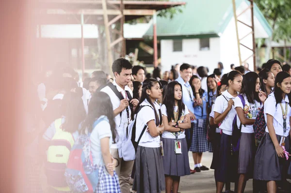 Bacolod Philippines 2019年3月1日 一群菲律宾高中生聚集在一起发表企业演讲 — 图库照片