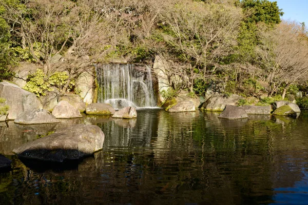 Eine Wunderschöne Landschaft Eines Wasserfalls Umgeben Von Klippen Japan — Stockfoto