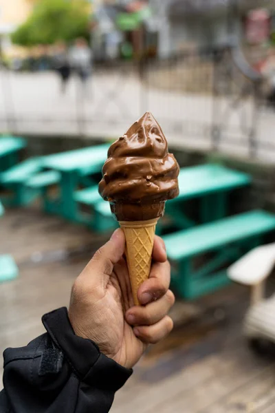 Vertical Shallow Focus Shot Human Hand Holding Chocolate Cone Ice — Stock Photo, Image