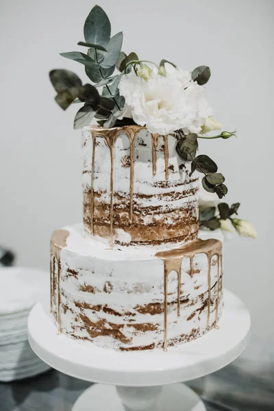 Tiro Vertical Grande Bolo Casamento Branco Dourado Decorado Com Rosas — Fotografia de Stock