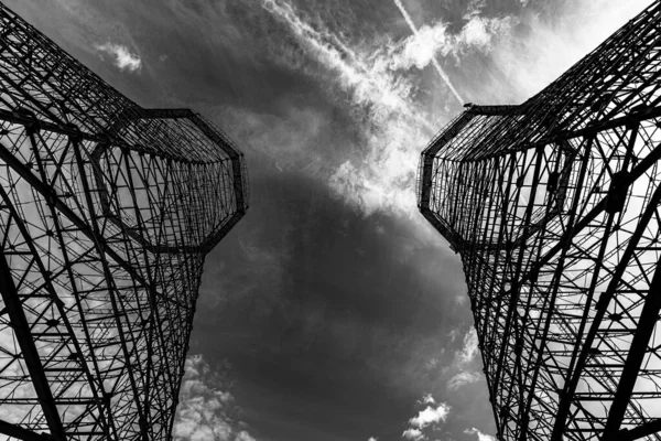 Una Dramática Malhumorada Toma Dos Torres Eléctricas Bajo Cielo Tenue —  Fotos de Stock