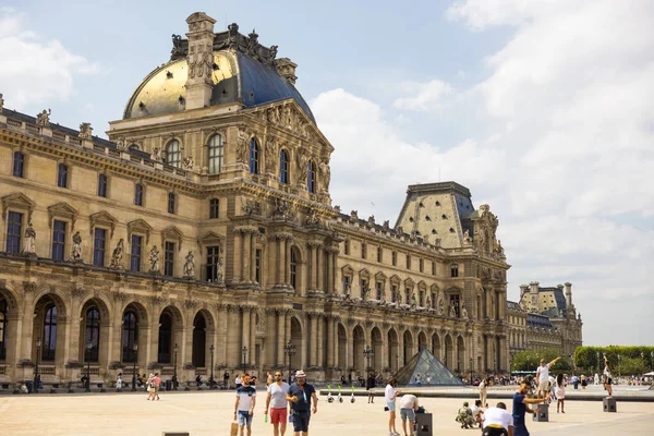 Paris France Aug 2021 Beautiful Shot Louvre Blue Cloudy Sky — Stock Photo, Image