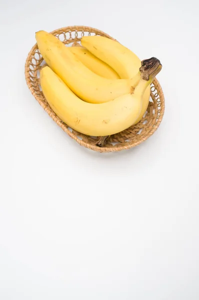 コピースペース付きの白い表面に新鮮で健康的なバナナフルーツ — ストック写真