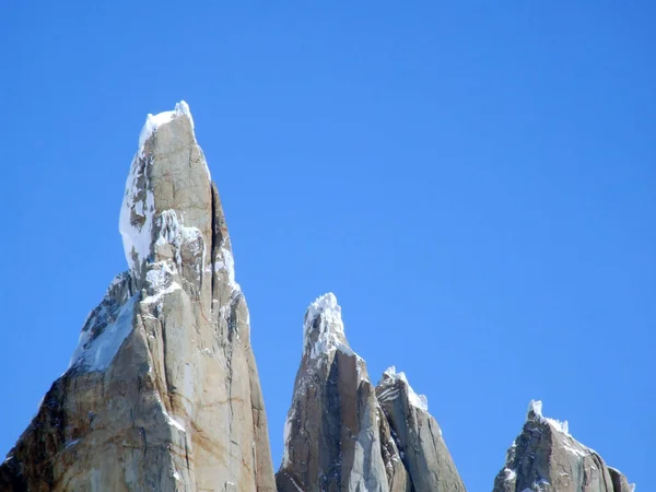 険しい山の峰Cerro Torre Torre Egger プンタ ヘロン アグハ山頂にはキノコがあります — ストック写真