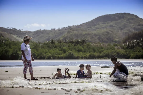 Bacolod Philippines Mar 2019 Filippinsk Fiskeby Vid Kusten Med Lokalbefolkning — Stockfoto