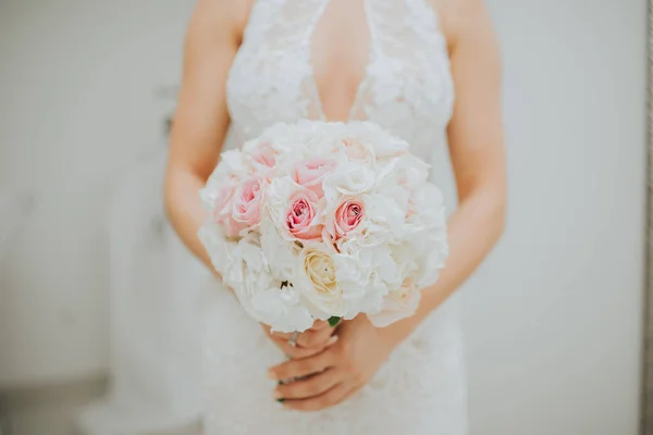 Die Braut Mit Einem Schönen Strauß Von Pfingstrosen — Stockfoto