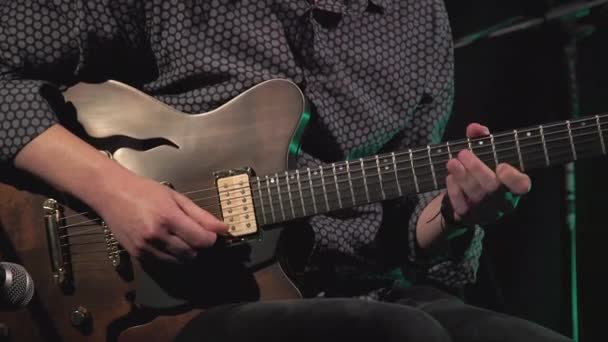 Hombre Tocando Guitarra Con Una Mano — Vídeos de Stock