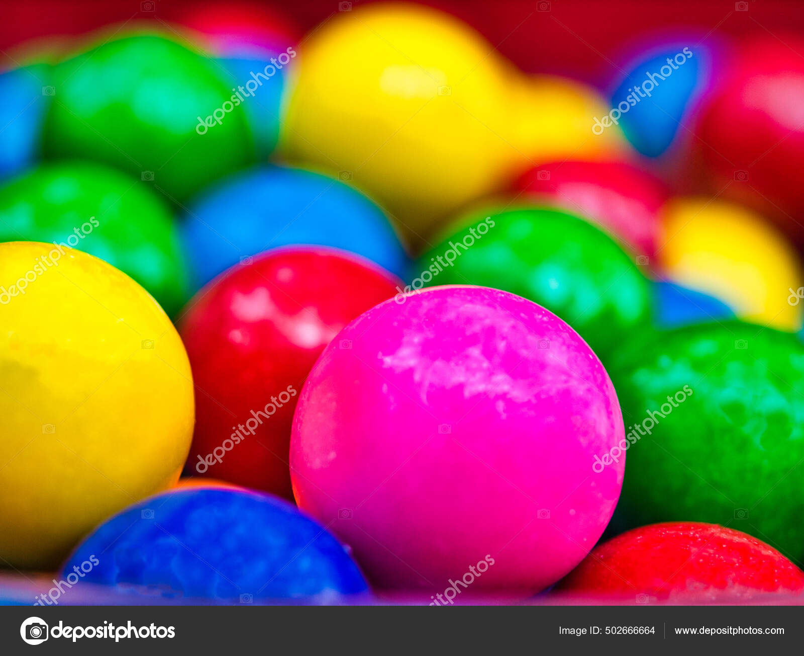 Bolas coloridas na piscina com bolas na sala de jogos