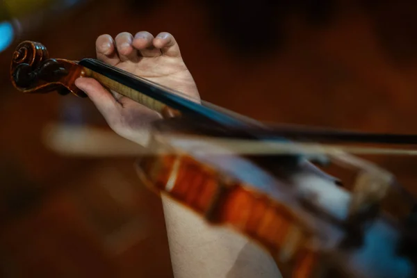 一位在音乐会上拉小提琴的女小提琴手的特写镜头 重点放在手上 — 图库照片