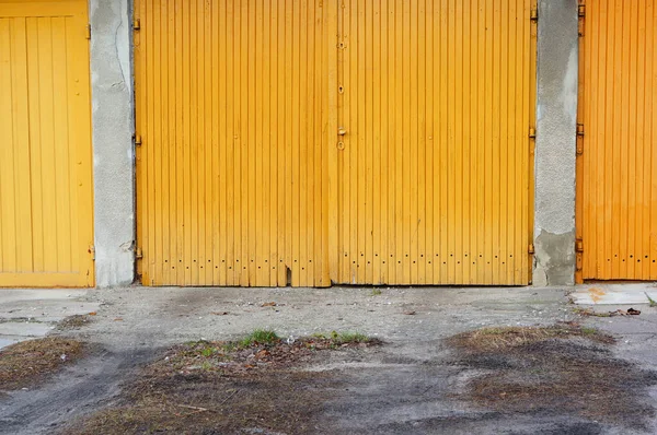 Zamknięte Żółte Drzwi Garażu — Zdjęcie stockowe
