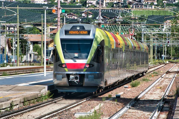 Pictur Mostra Trem Entrando Estação Merano Sul Tirol Itália — Fotografia de Stock
