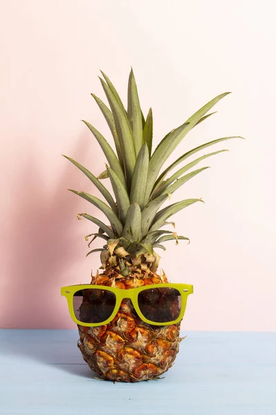 Legrační Ananas Slunečními Brýlemi Modrých Dřevěných Prknech Růžovým Pozadím — Stock fotografie