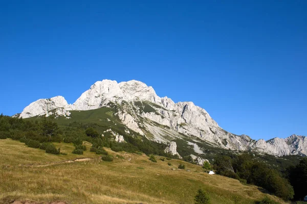 岩だらけの山の上の青い空 — ストック写真