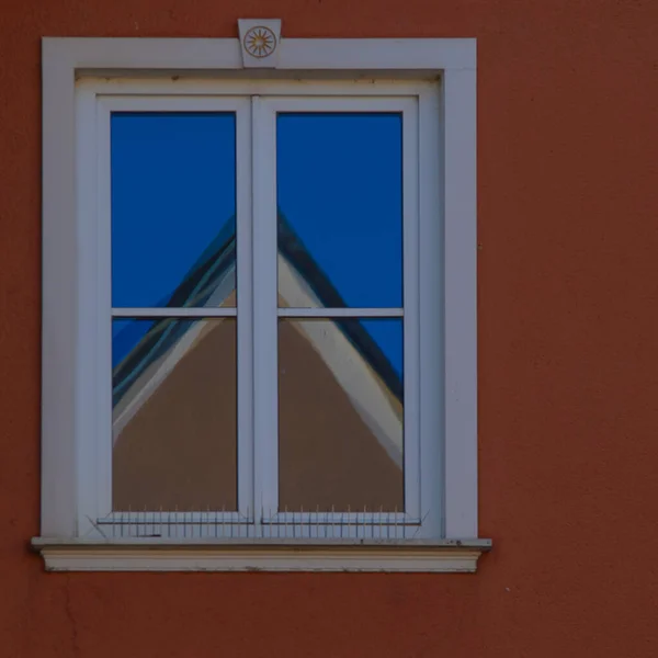 Egy Közeli Felvétel Egy Ház Tükörképéről Egy Üvegablakon — Stock Fotó