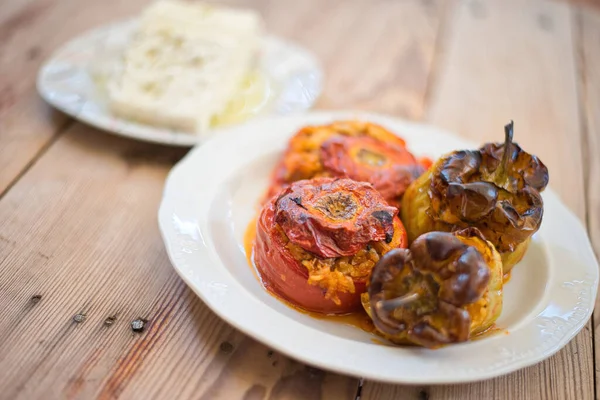 Γεμίστα Γεμίστα Παραδοσιακό Ελληνικό Φαγητό Λαχανικά Ντομάτες Πιπεριές Γεμάτα Ρύζι — Φωτογραφία Αρχείου