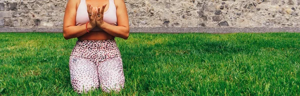 Una Mujer Adulta Ropa Deportiva Haciendo Yoga Césped Parque Día — Foto de Stock