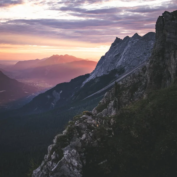 Dağlarda Gün Doğumu Güneş Işığı Vadiye Doğru Bir Dağ Sırası — Stok fotoğraf