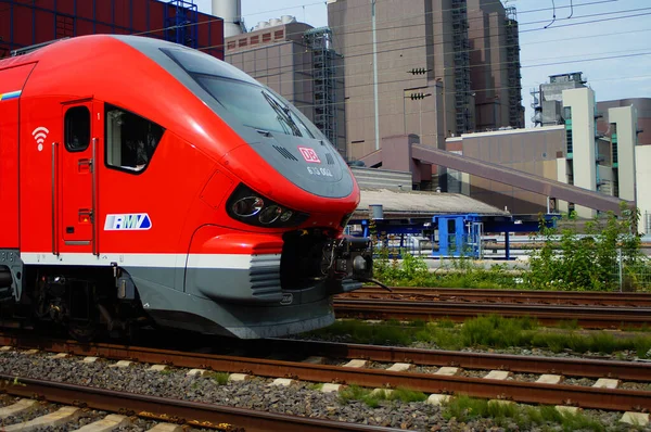 Frankfurt Alemanha Agosto 2021 Trem Local Passa Pela Usina Combinada — Fotografia de Stock