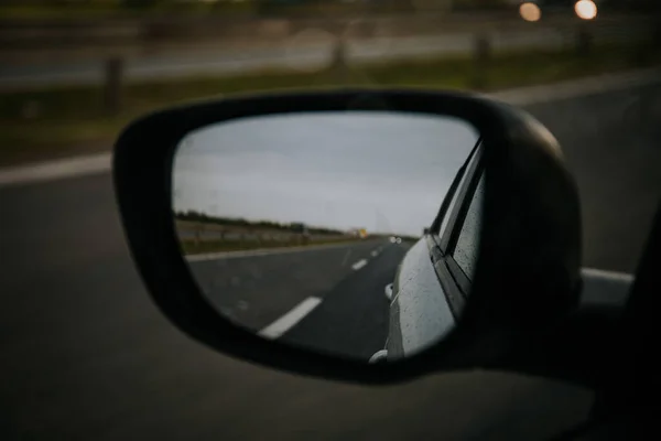 Ένα Κοντινό Πλάνο Μιας Αντανάκλασης Στον Καθρέφτη Του Αυτοκινήτου — Φωτογραφία Αρχείου