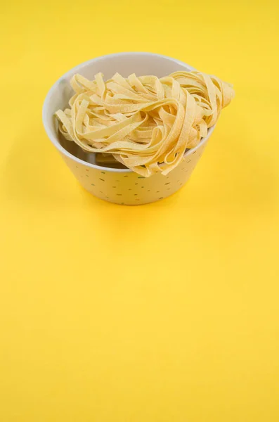 Tazón Pasta Cruda Aislado Sobre Fondo Amarillo Con Espacio Libre —  Fotos de Stock