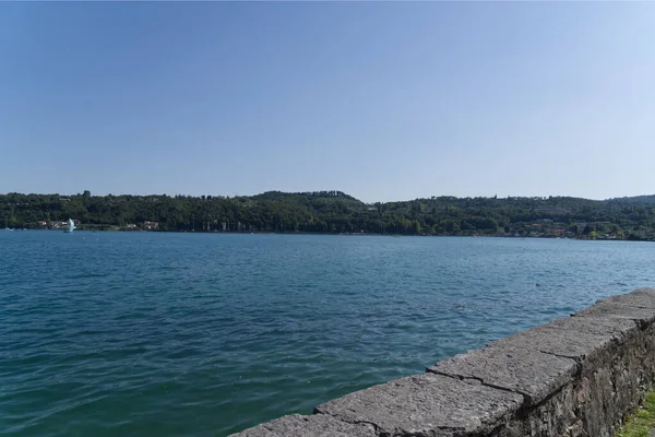 Vacker Utsikt Över Gardasjön Salo Italien Med Mark Bakgrunden Med — Stockfoto