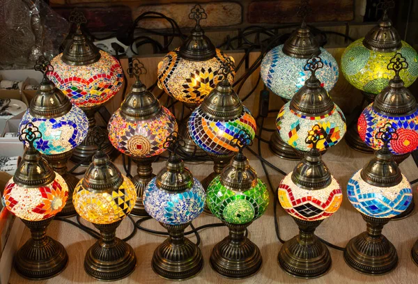 Piyasadaki Renkli Mozaik Lambalar — Stok fotoğraf